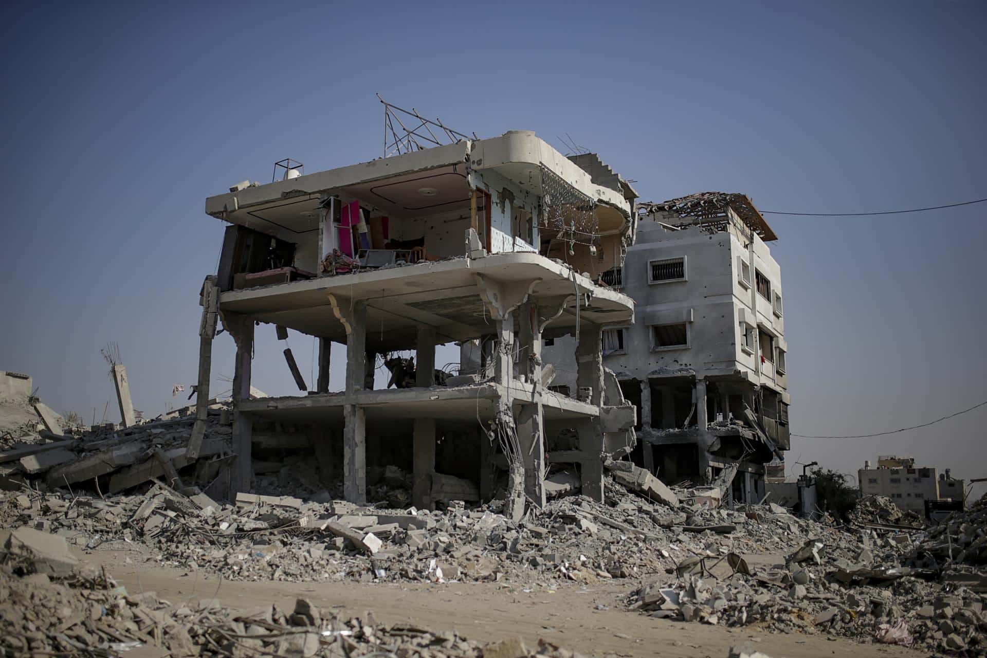 Foto archivo. Edificios destruidos en el gravemente dañado vecindario de Sheikh Redwan de la ciudad de Gaza, 23 de octubre de 2025. El alto el fuego entre Israel y Hamas que actualmente está en vigor es parte de la primera fase de un plan de paz para Gaza que incluye un alto en los combates, la liberación de rehenes y prisioneros, y la entrega de ayuda humanitaria. EFE/EPA/MOHAMMED SABER