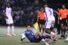 El nicaragüense Byron Bonilla (i) lucha desde el césped por el balón con el haitiano Duckens Nazon este jueves durante el partido de las eliminatorias de la Concacaf para el Mundial de 2026 jugado en el Estadio Nacional de Managua. EFE/ STR
