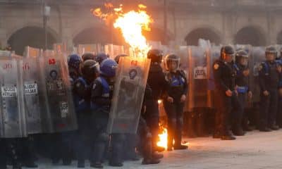 Policías son agredidos este jueves, durante una manifestación por los 57 años de la matanza de Tlatelolco del 2 de octubre de 1968, en la Ciudad de México (México). EFE/ Isaac Esquivel