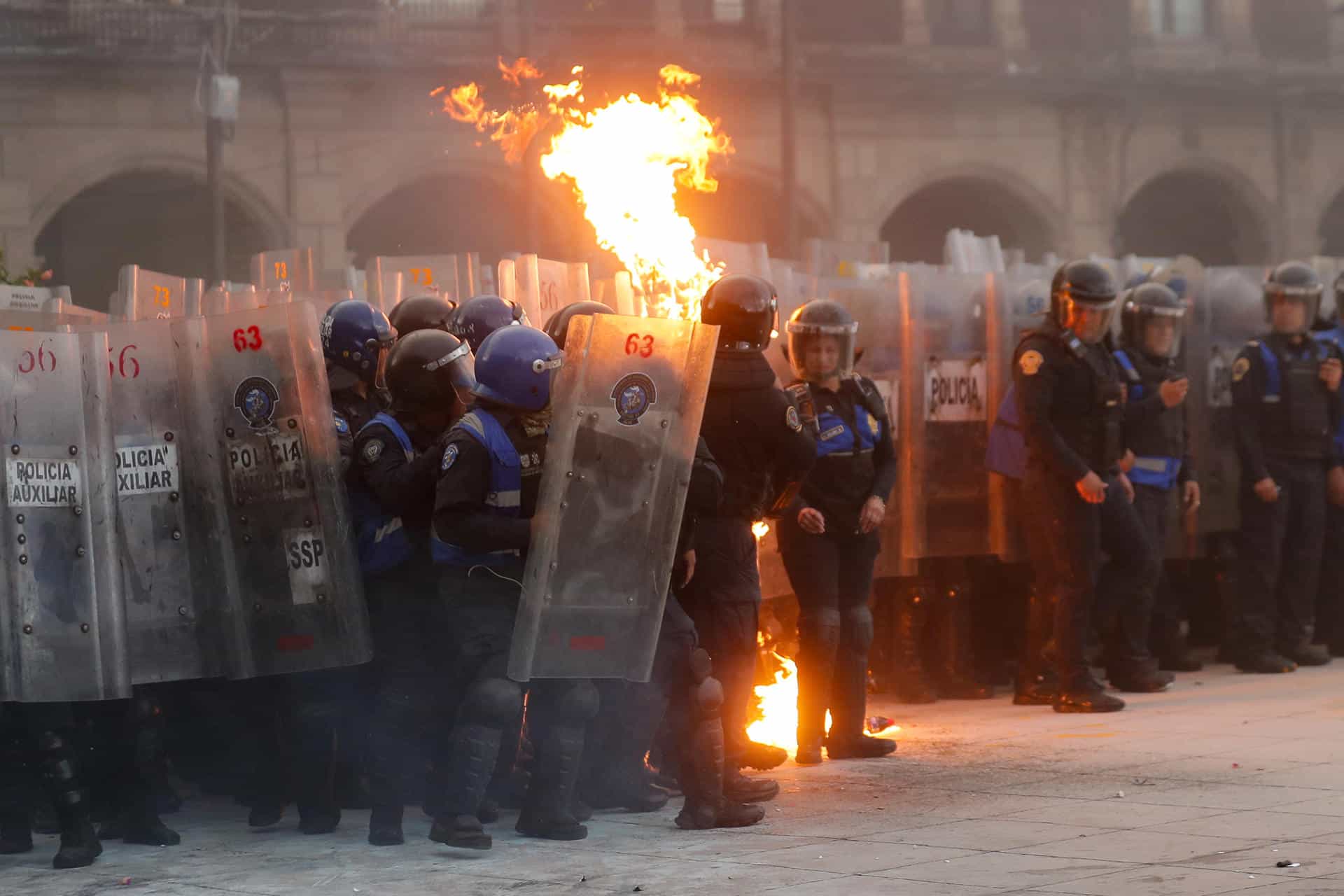Policías son agredidos este jueves, durante una manifestación por los 57 años de la matanza de Tlatelolco del 2 de octubre de 1968, en la Ciudad de México (México). EFE/ Isaac Esquivel