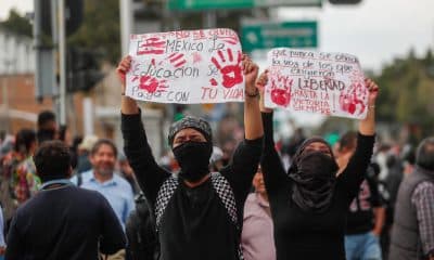 Personas participan en la marcha por los 57 años de la matanza de Tlatelolco del 2 de octubre de 1968, este jueves en la Ciudad de México (México). EFE/ Isaac Esquivel