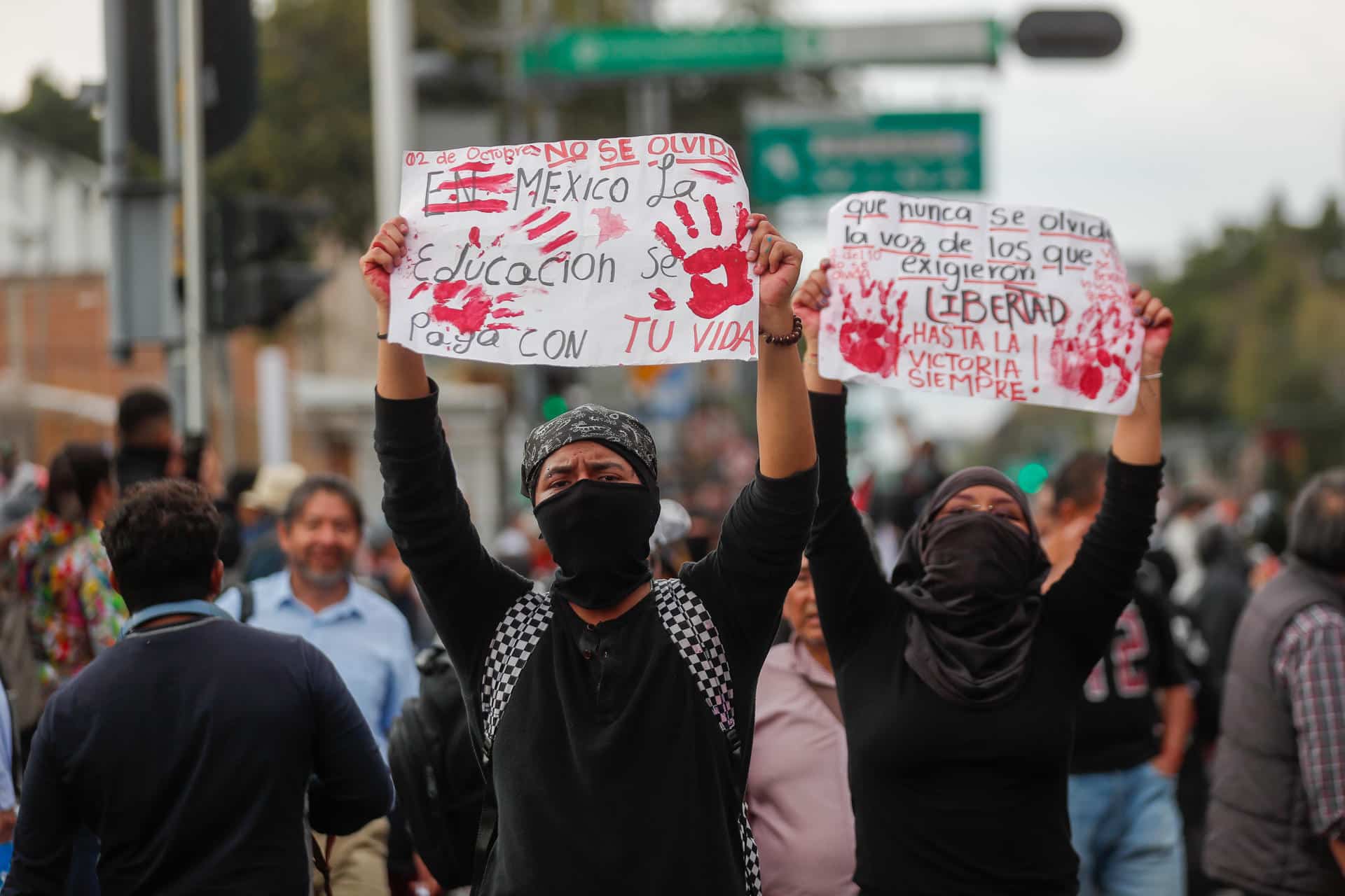 Personas participan en la marcha por los 57 años de la matanza de Tlatelolco del 2 de octubre de 1968, este jueves en la Ciudad de México (México). EFE/ Isaac Esquivel