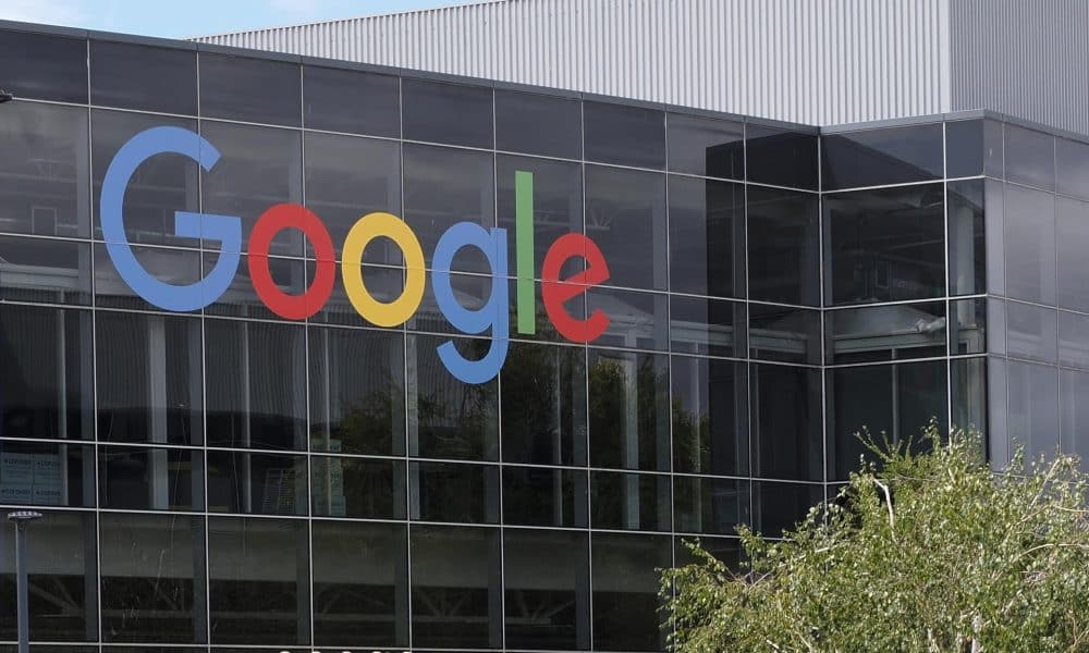 Fotografía de archivo que muestra un cartel de Google en el Googleplex, el complejo que alberga la sede corporativa de Google y su empresa matriz, Alphabet Inc., en Mountain View, California (EE.UU.). EFE/EPA/JOHN G. MABANGLO