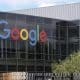 Fotografía de archivo que muestra un cartel de Google en el Googleplex, el complejo que alberga la sede corporativa de Google y su empresa matriz, Alphabet Inc., en Mountain View, California (EE.UU.). EFE/EPA/JOHN G. MABANGLO