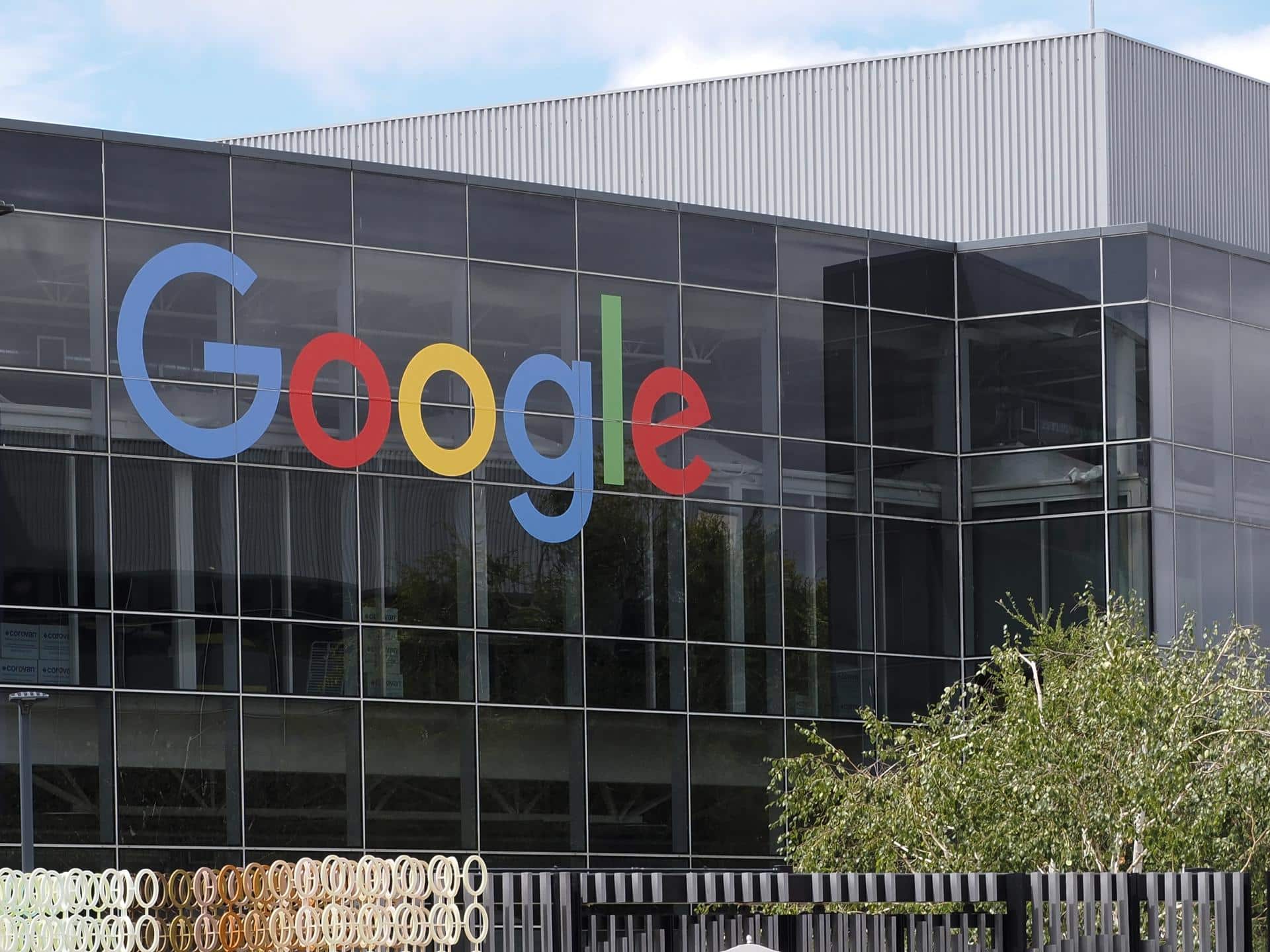 Fotografía de archivo que muestra un cartel de Google en el Googleplex, el complejo que alberga la sede corporativa de Google y su empresa matriz, Alphabet Inc., en Mountain View, California (EE.UU.). EFE/EPA/JOHN G. MABANGLO