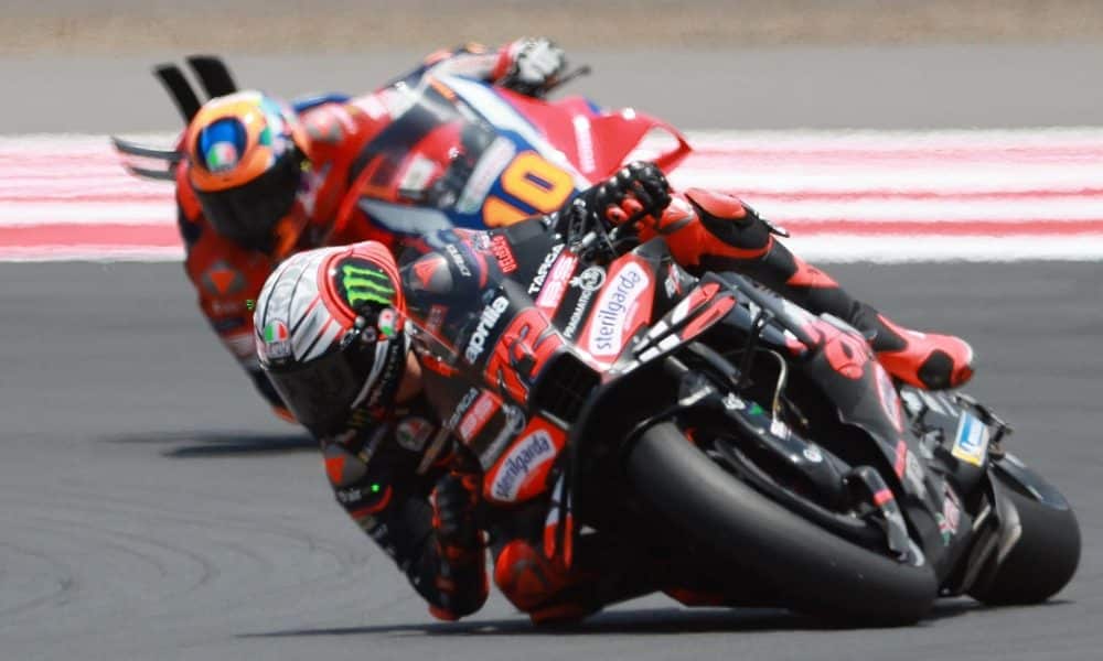 El piloto italiano Marco Bezzecchi, durante la clasificación para el Gran Premio de Indonesia de MotoGP que se disputa en el circuito de Mandalika. EFE/EPA/ADI WEDA