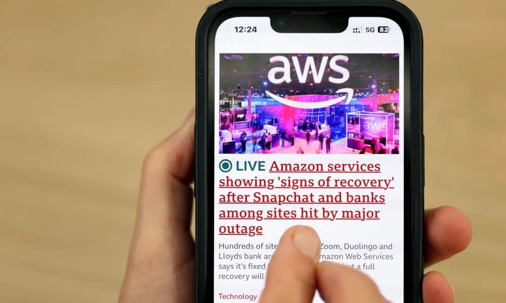 Noticias sobre los servicios de AWS en un teléfono móvil. EFE/ANDY RAIN