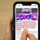 Noticias sobre los servicios de AWS en un teléfono móvil. EFE/ANDY RAIN