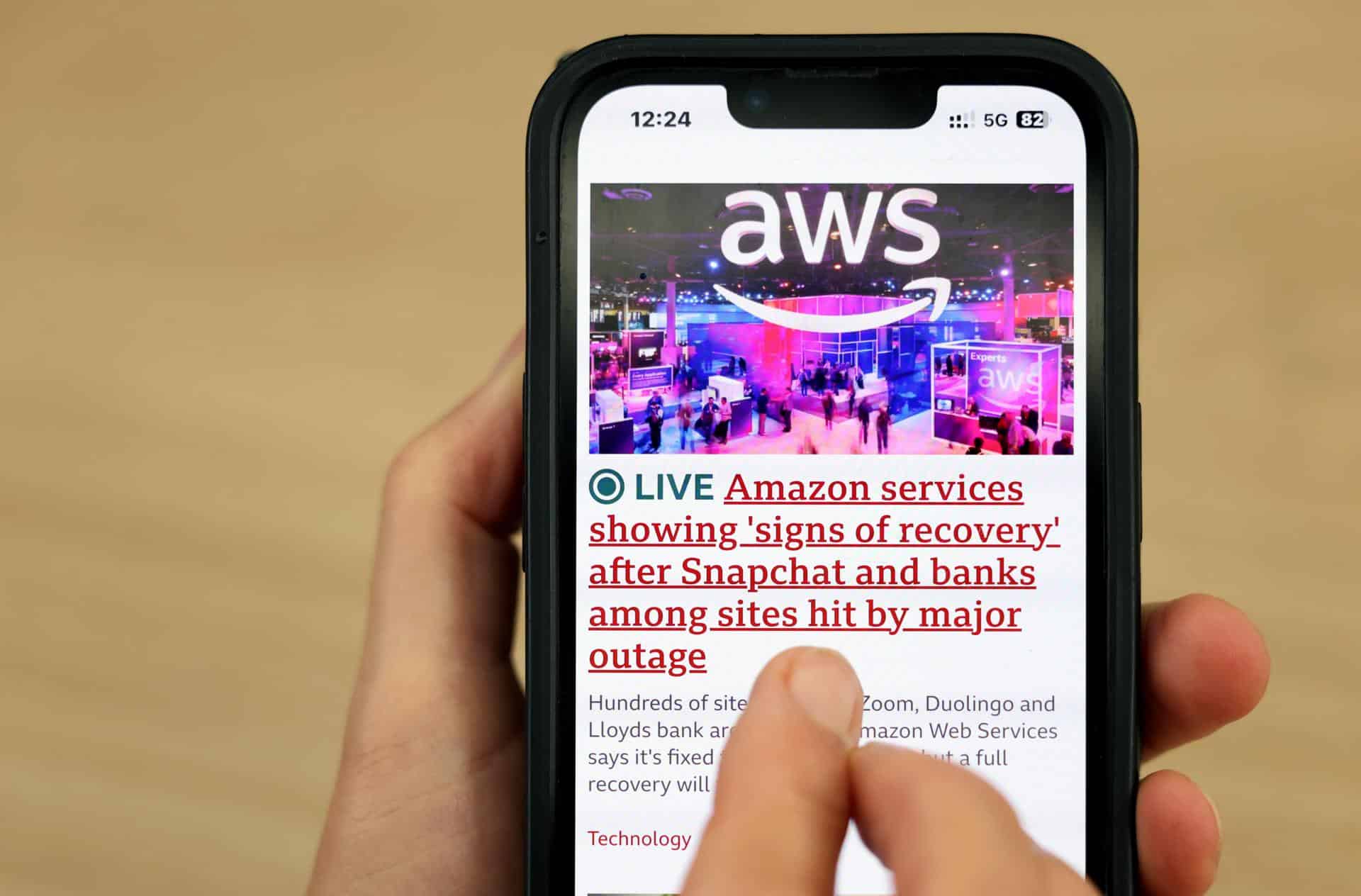 Noticias sobre los servicios de AWS en un teléfono móvil. EFE/ANDY RAIN