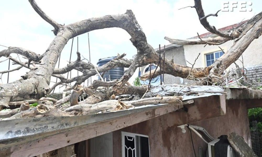 Fotografía de los daños provocados por el paso del huracán Melissa este miércoles, en la Parroquia de Saint Ann (Jamaica). EFE/ Rudolph Brown