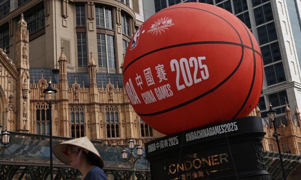 Anuncio de los NBA China Games en Macao donde este viernes juegan el primer partido de pretemporada los Brooklyn Nest y los Phoenix Suns. EFE/EPA/ANDRES MARTINEZ CASARES