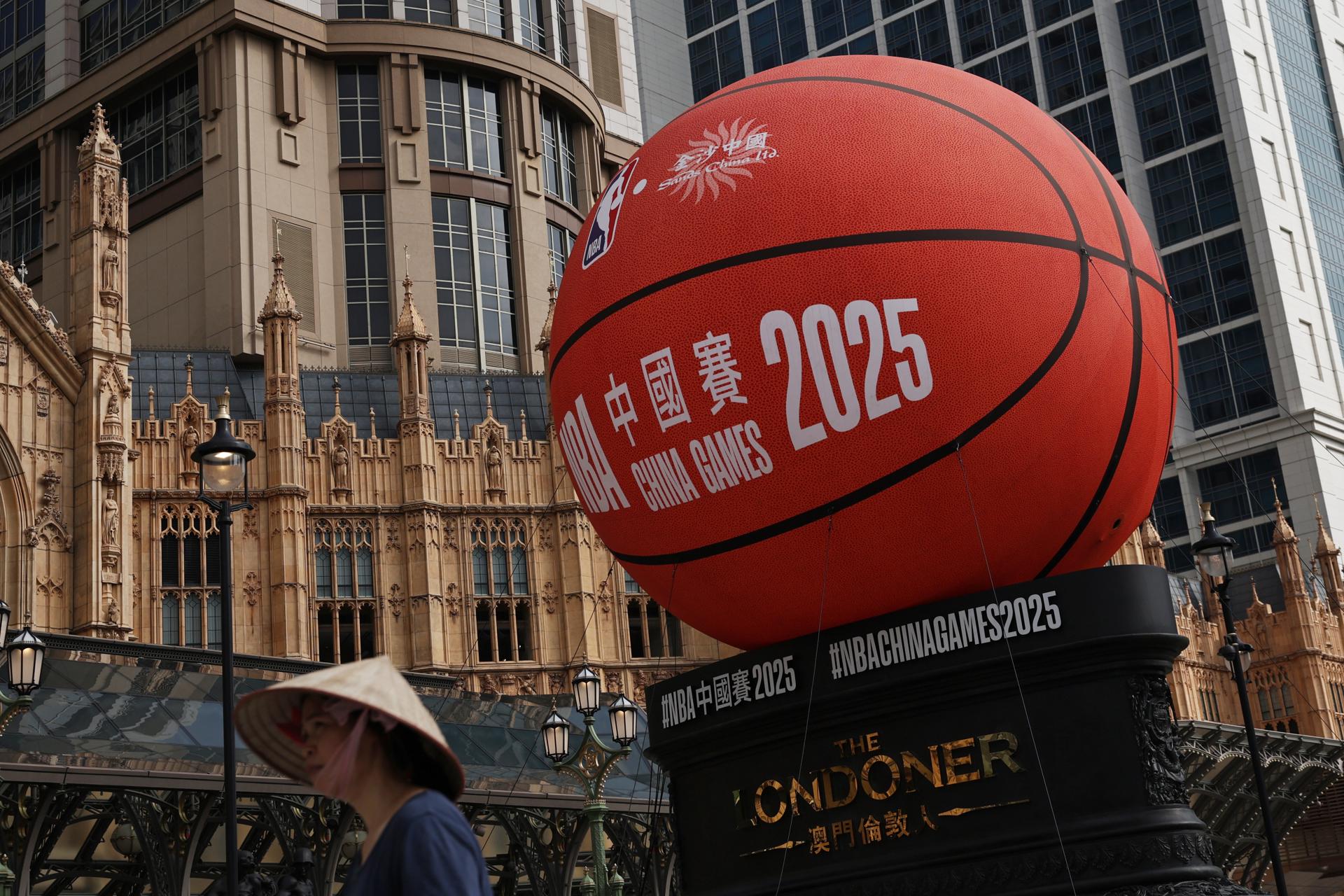 Anuncio de los NBA China Games en Macao donde este viernes juegan el primer partido de pretemporada los Brooklyn Nest y los Phoenix Suns. EFE/EPA/ANDRES MARTINEZ CASARES