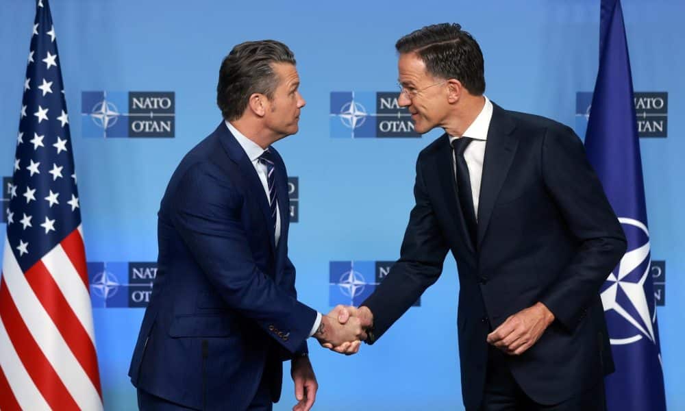 El secretario general de la OTAN, Mark Rutte (D), recibe al secretario de Guerra de EE.UU., Pete Hegseth, antes de la reunión de Ministros de Defensa de la OTAN en Bruselas, Bélgica, 15 de octubre de 2025. 
EFE/EPA/OLIVIER HOSLET