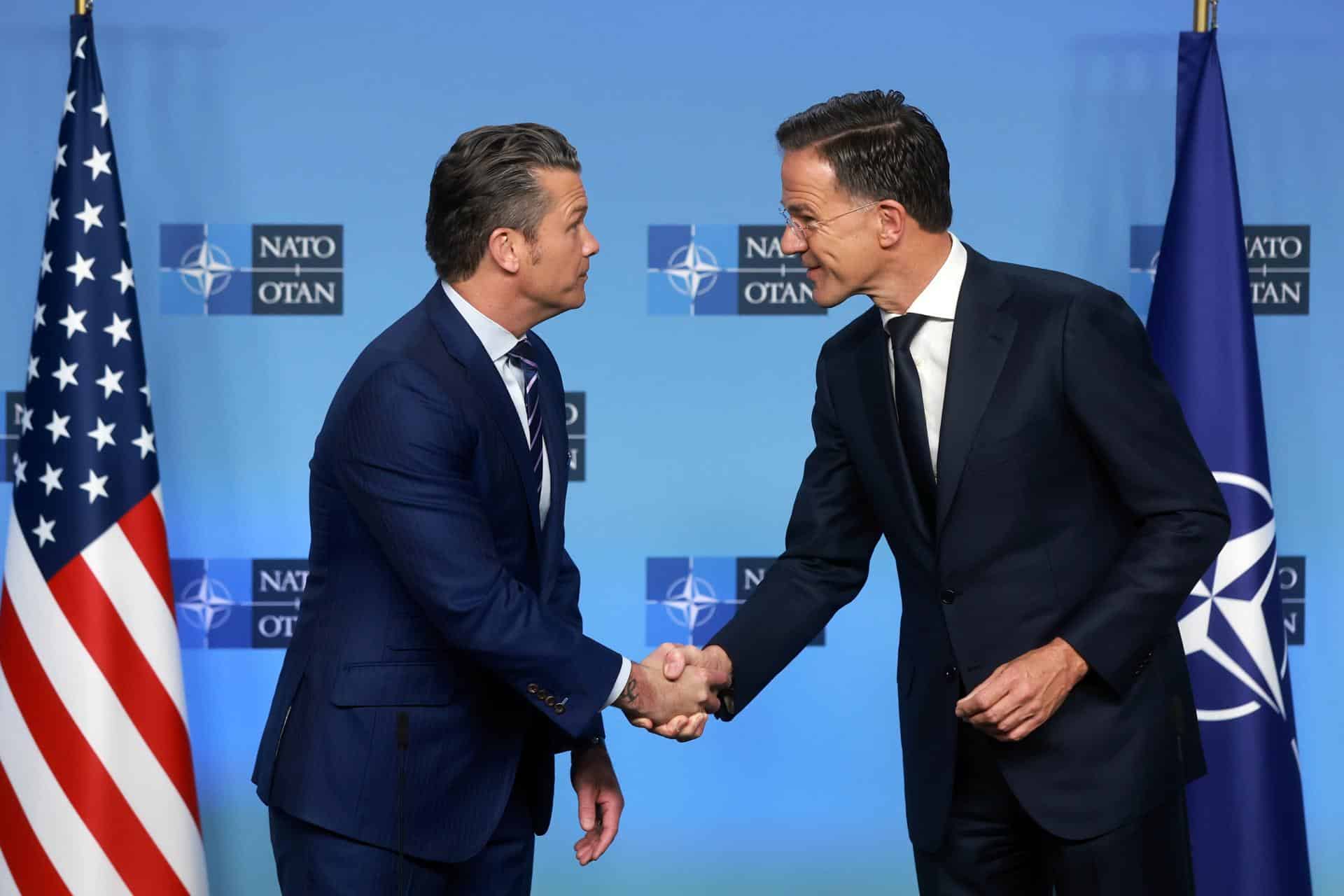 El secretario general de la OTAN, Mark Rutte (D), recibe al secretario de Guerra de EE.UU., Pete Hegseth, antes de la reunión de Ministros de Defensa de la OTAN en Bruselas, Bélgica, 15 de octubre de 2025. 
EFE/EPA/OLIVIER HOSLET