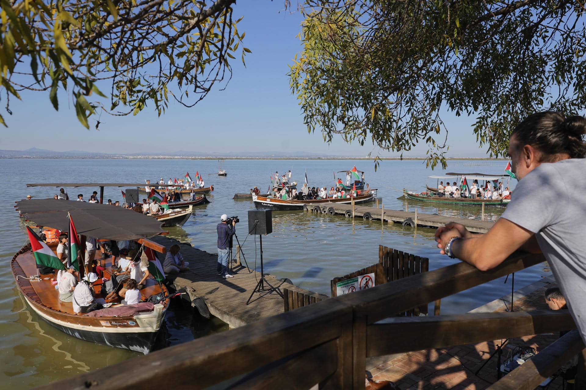 Embarcaciones de apoyo a la causa palestina navegan este sábado en la laguna costera española de la Albufera. EFE/ Kai Forsterling