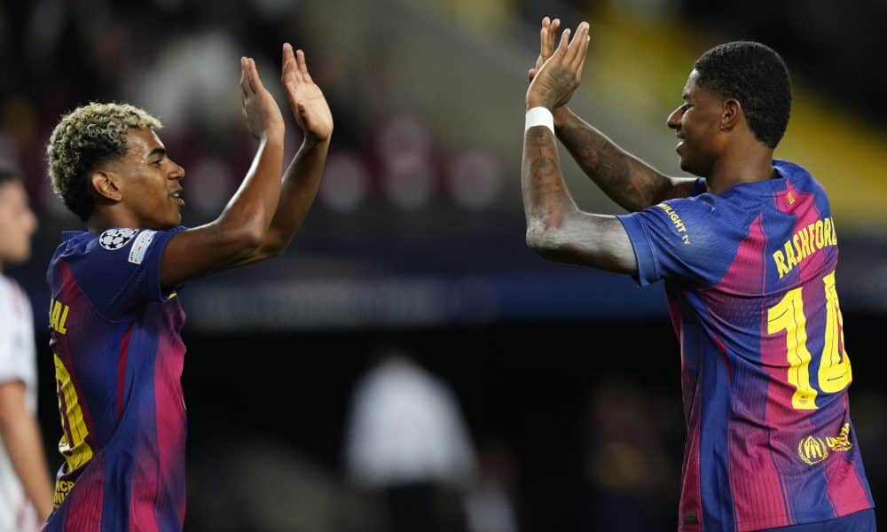 El delantero del Barcelona Marcus Rashford (d) celebra con Lamine Yamal tras marcar un gol durante el partido de la tercera jornada de la Liga de Campeones contra Olympiacos. EFE/ Siu Wu