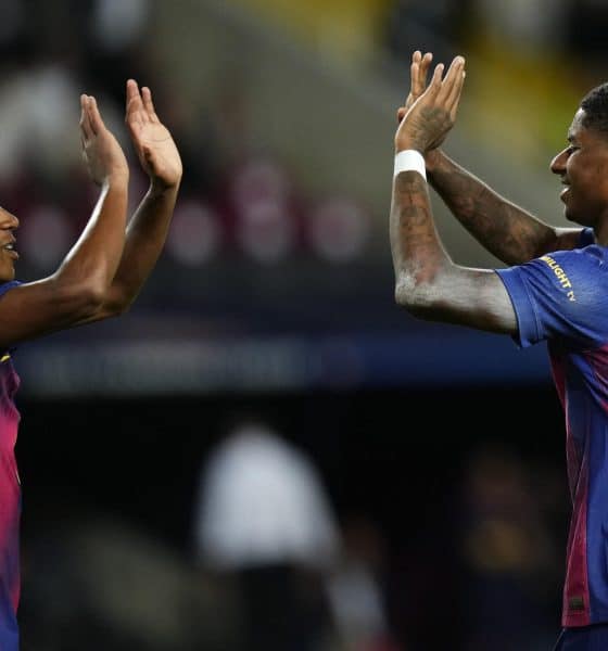 El delantero del Barcelona Marcus Rashford (d) celebra con Lamine Yamal tras marcar un gol durante el partido de la tercera jornada de la Liga de Campeones contra Olympiacos. EFE/ Siu Wu