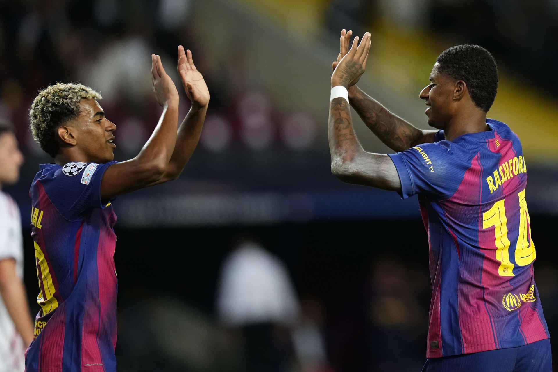 El delantero del Barcelona Marcus Rashford (d) celebra con Lamine Yamal tras marcar un gol durante el partido de la tercera jornada de la Liga de Campeones contra Olympiacos. EFE/ Siu Wu