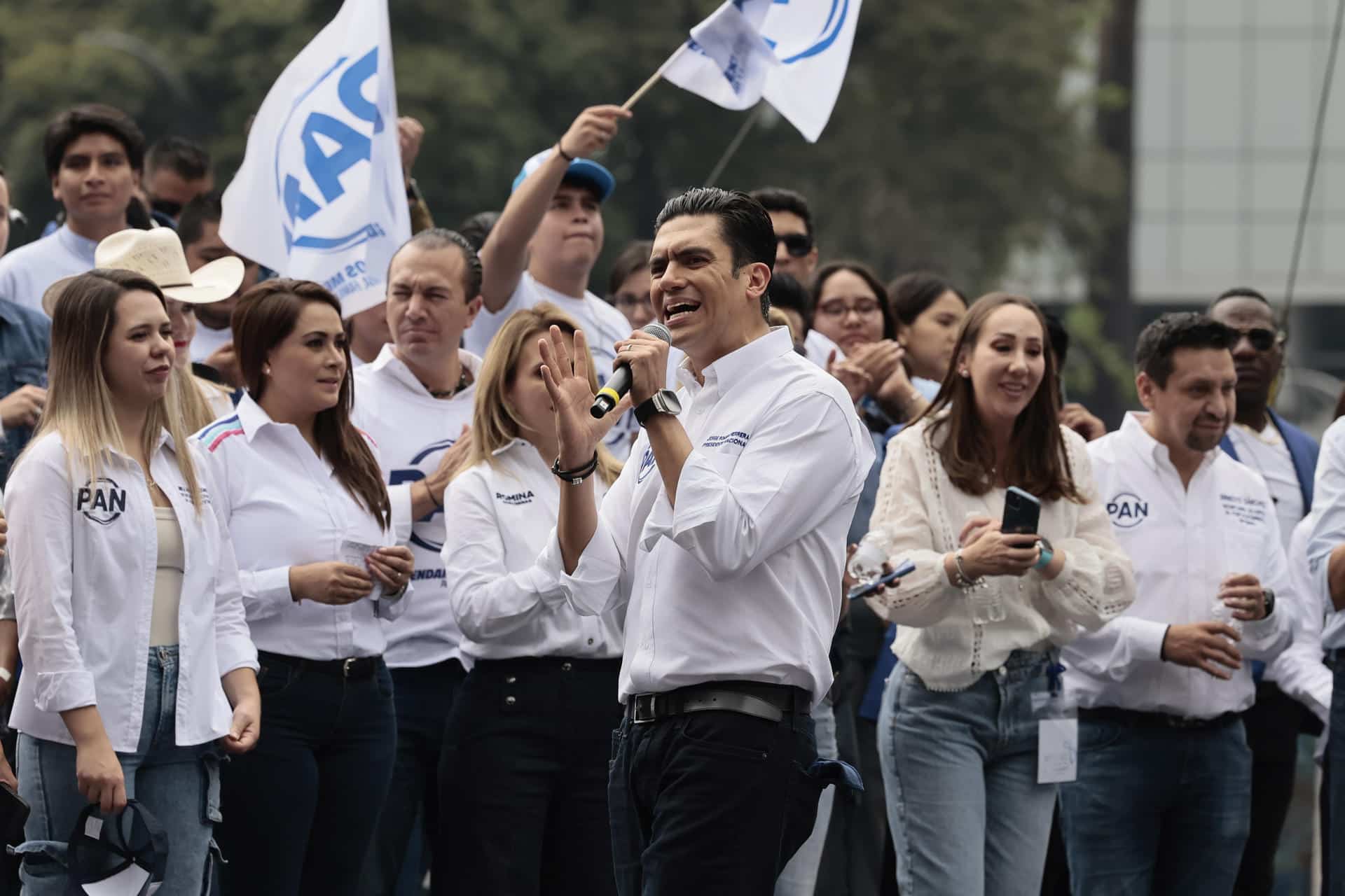 El dirigente nacional del opositor y derechista Partido Acción Nacional (PAN), Jorge Romero, habla durante un mitin por el relanzamiento de su partido este sábado, en la Ciudad de México (México). EFE/José Méndez