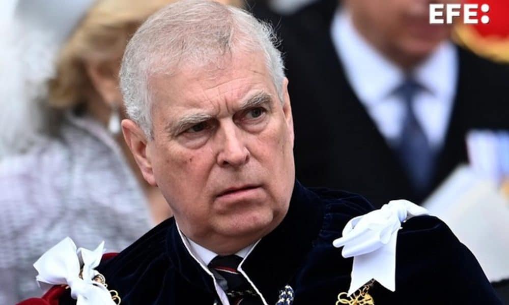 Londres, 19 oct (EFE).- Después de renunciar a casi todos sus títulos, la caída en desgracia del príncipe Andrés no ha tocado aún fondo tras conocerse este domingo que el hermano del rey Carlos III del Reino Unido trató supuestamente de usar a la Policía para difamar y silenciar a Virginia Giuffre, su presunta víctima de abuso sexual. EFE/EPA/ANDY RAIN