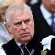 Londres, 19 oct (EFE).- Después de renunciar a casi todos sus títulos, la caída en desgracia del príncipe Andrés no ha tocado aún fondo tras conocerse este domingo que el hermano del rey Carlos III del Reino Unido trató supuestamente de usar a la Policía para difamar y silenciar a Virginia Giuffre, su presunta víctima de abuso sexual. EFE/EPA/ANDY RAIN