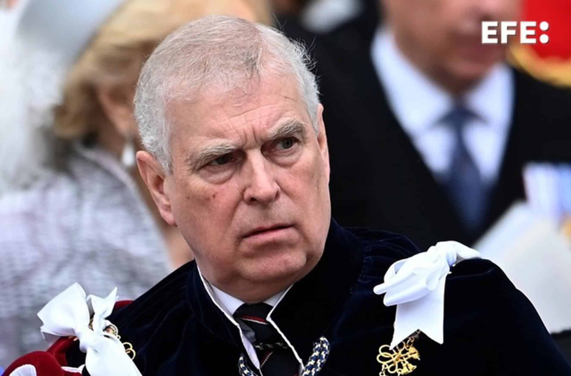 Londres, 19 oct (EFE).- Después de renunciar a casi todos sus títulos, la caída en desgracia del príncipe Andrés no ha tocado aún fondo tras conocerse este domingo que el hermano del rey Carlos III del Reino Unido trató supuestamente de usar a la Policía para difamar y silenciar a Virginia Giuffre, su presunta víctima de abuso sexual. EFE/EPA/ANDY RAIN