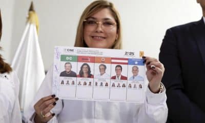 La presidenta del Consejo Nacional Electoral de Honduras, Ana Paola Hall, posa este viernes, durante la firma de la impresión de las papeletas para las elecciones generales en Tegucigalpa (Honduras). EFE/Gustavo Amador