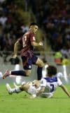 El delantero costarricense Alonso Martínez (i) es neutralizado por el defensor nicaragüense Óscar Acevedo durante el partido de la cuarta jornada del Grupo C de las eliminatorias de la Concacaf para el Mundial de 2026 jugado este lunes en el Estadio Nacional de San José. EFE/ Gustavo Amador