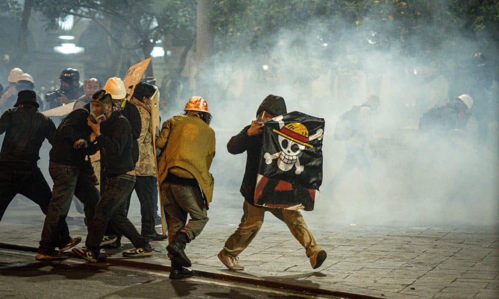 Manifestantes se enfrentan con integrantes de la Policía de Perú este miércoles, en Lima (Perú). EFE/ John Reyes Mejía