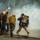 Manifestantes se enfrentan con integrantes de la Policía de Perú este miércoles, en Lima (Perú). EFE/ John Reyes Mejía