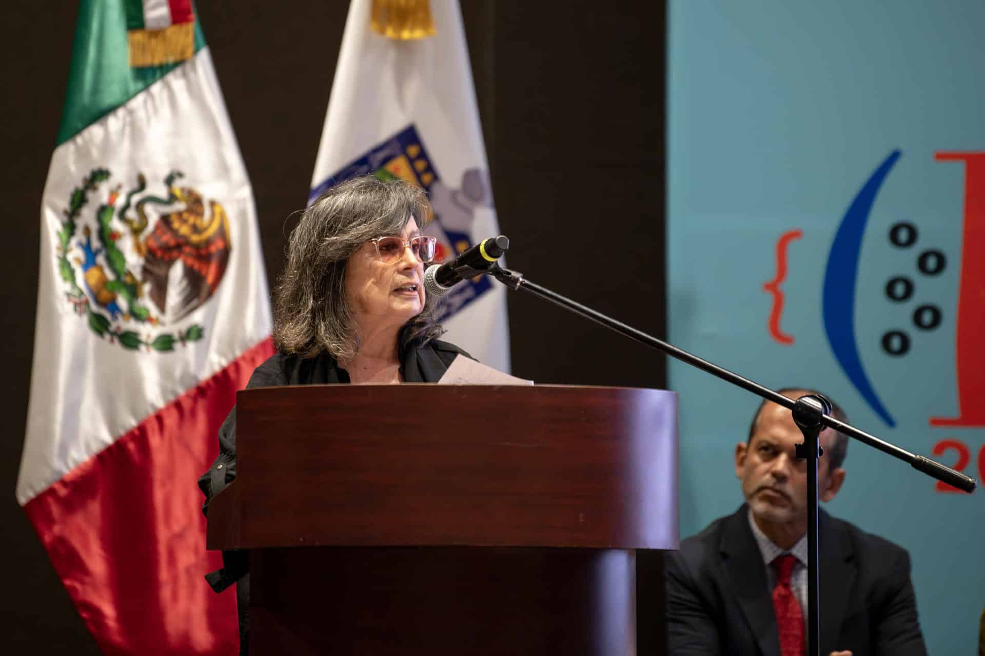 La escritora colombiana Laura Restrepo, ganadora del Premio Alfaguara de Novela 2004, habla este 11 de octubre de 2025 durante la inauguración de la edición 33 de la Feria Internacional del Libro (FIL) de Monterrey (México). EFE/ Miguel Sierra