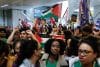 Brasileños que integraban la Flotilla Global Sumud y que fueron detenidos durante varios días por Israel llegan al Aeropuerto Internacional de Guarulhos este jueves, en São Paulo (Brasil). EFE/Isaac Fontana