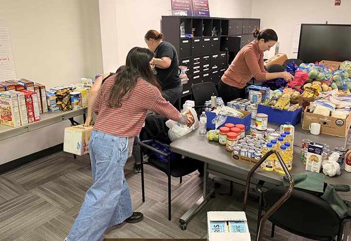 Distribuyen alimentos a familias inmigrantes