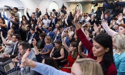 Foto de archivo que muestra a miembros del cuerpo de prensa de la Casa Blanca levantando la mano para hacer preguntas durante una rueda de prensa en la Sala de Prensa de la Casa Blanca. EFE/EPA/JIM LO SCALZO