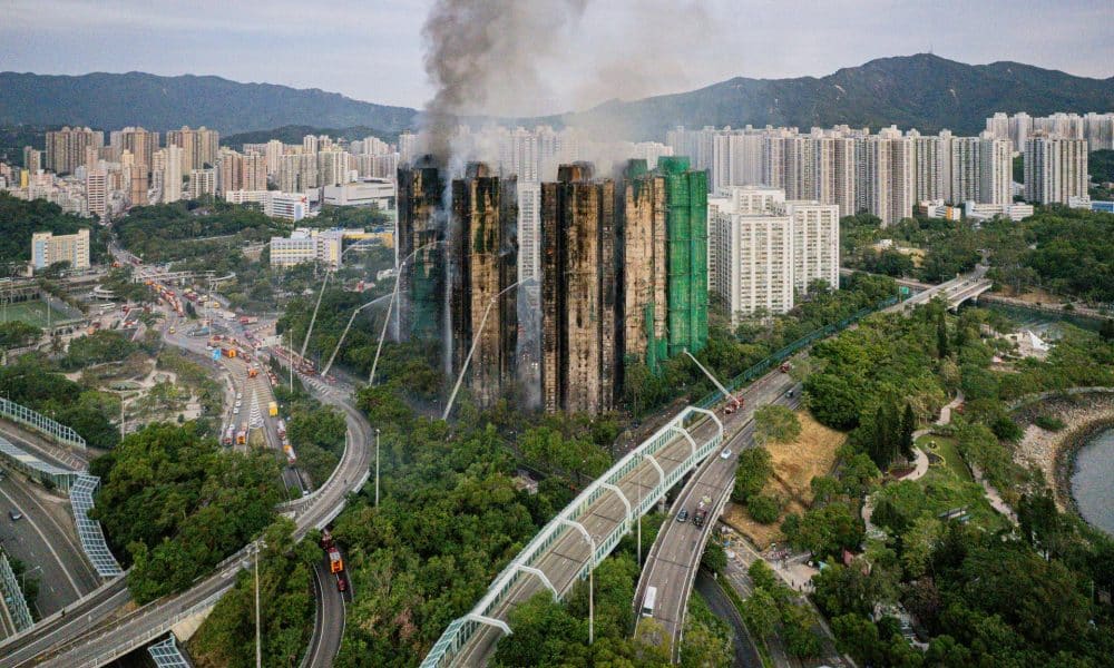 HONG KONG (China), 27/11/2025.- Smoke billows from an apartment fire in the Tai Po district of Hong Kong, China, 27 November 2025. The fire, which started on 26 November, has killed at least 44 people, and left 279 missing. EFE/EPA/LEUNG MAN HEI