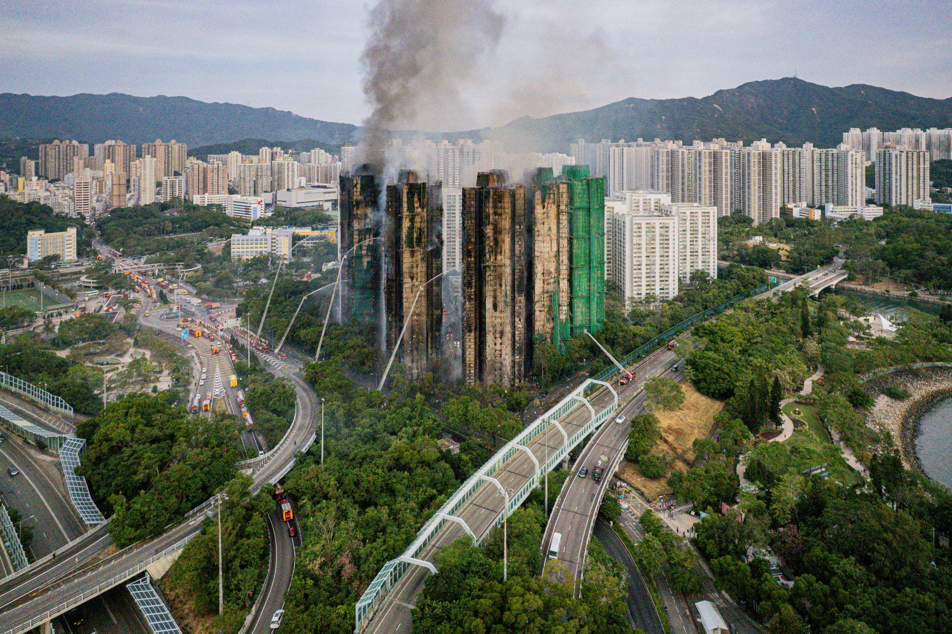 HONG KONG (China), 27/11/2025.- Smoke billows from an apartment fire in the Tai Po district of Hong Kong, China, 27 November 2025. The fire, which started on 26 November, has killed at least 44 people, and left 279 missing. EFE/EPA/LEUNG MAN HEI