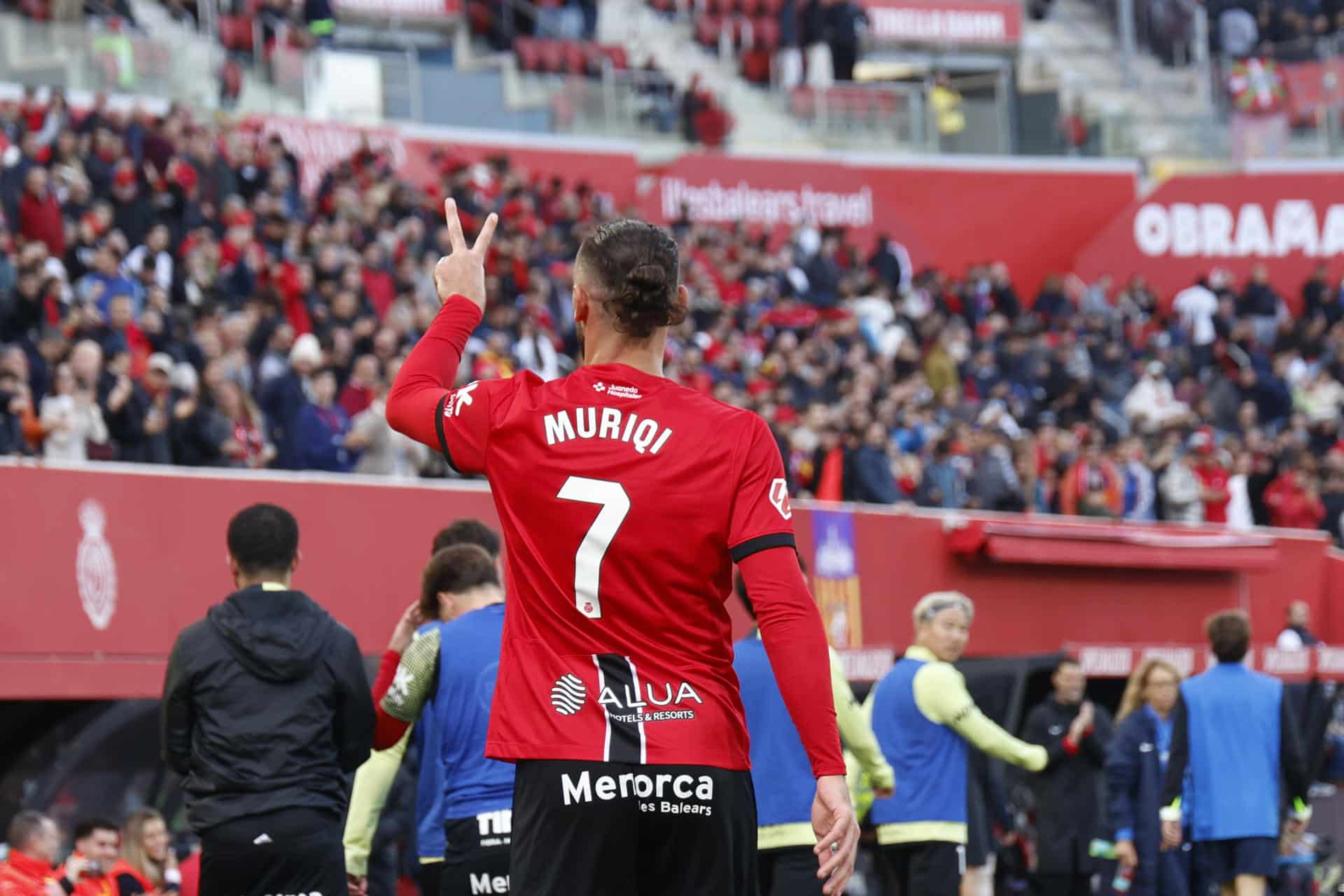 El delantero del RCD Mallorca Vedat Muriqi (c) celebra tras marcar un gol durante el partido liguero entre el RCD Mallorca y el Osasuna celebrado en el estadio Son Moix, Palma de Mallorca. EFE/ Cati Cladera