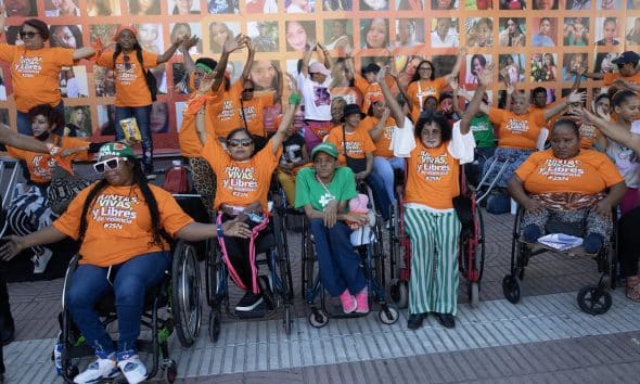 Personas participan en un acto con motivo del Día Internacional de la Eliminación de la Violencia contra la Mujer, en el parque Independencia, en Santo Domingo (República Dominicana). Fotografía de archivo. EFE/ Orlando Barría