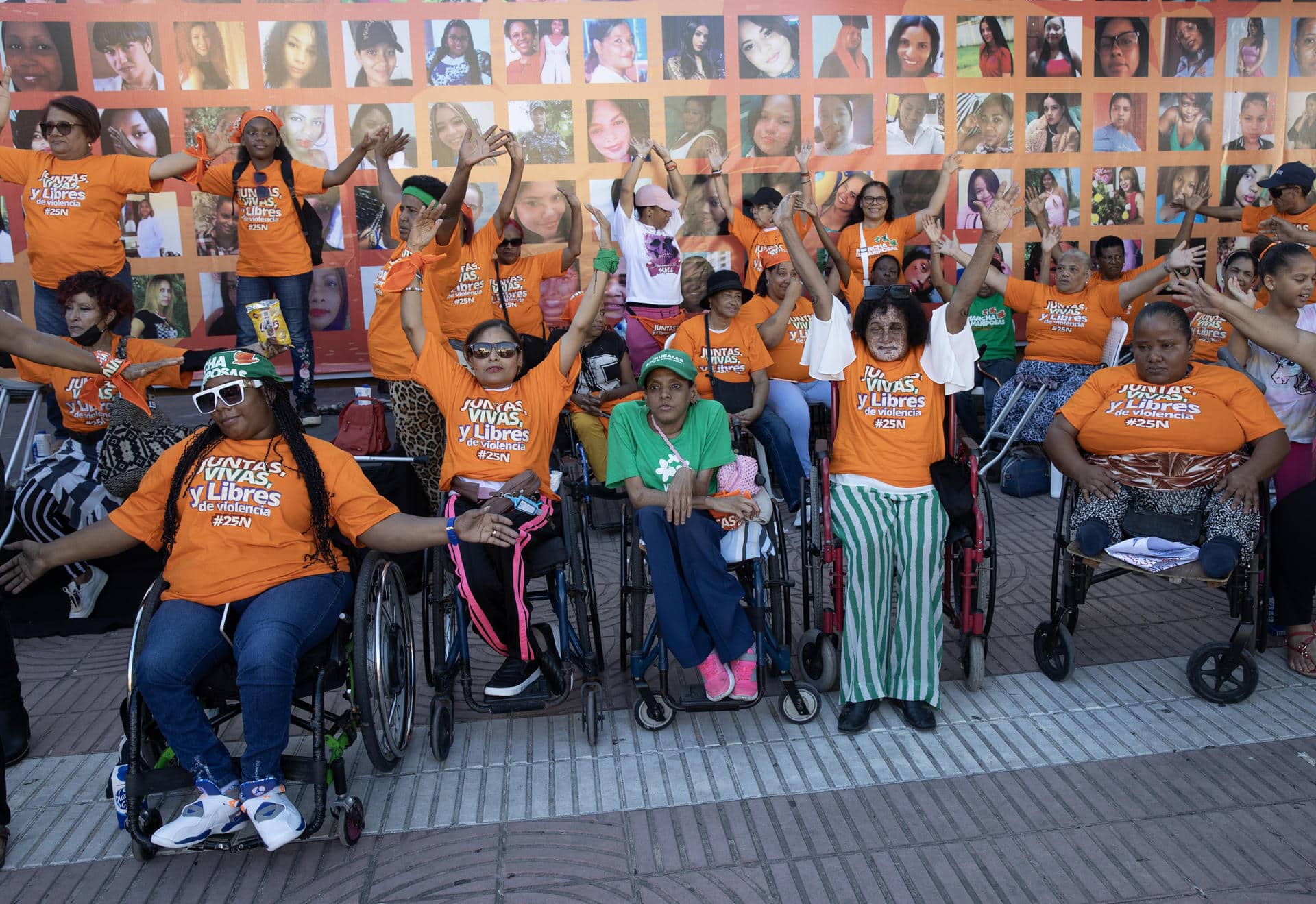 Personas participan en un acto con motivo del Día Internacional de la Eliminación de la Violencia contra la Mujer, en el parque Independencia, en Santo Domingo (República Dominicana). Fotografía de archivo. EFE/ Orlando Barría