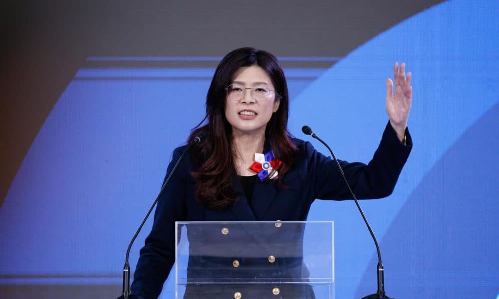 Cheng Li-wun, la nueva presidenta del partido opositor Kuomintang (KMT) de Taiwán, habla tras su ceremonia de juramentación en Taipei, Taiwán. EFE/EPA/RITCHIE B. TONGO