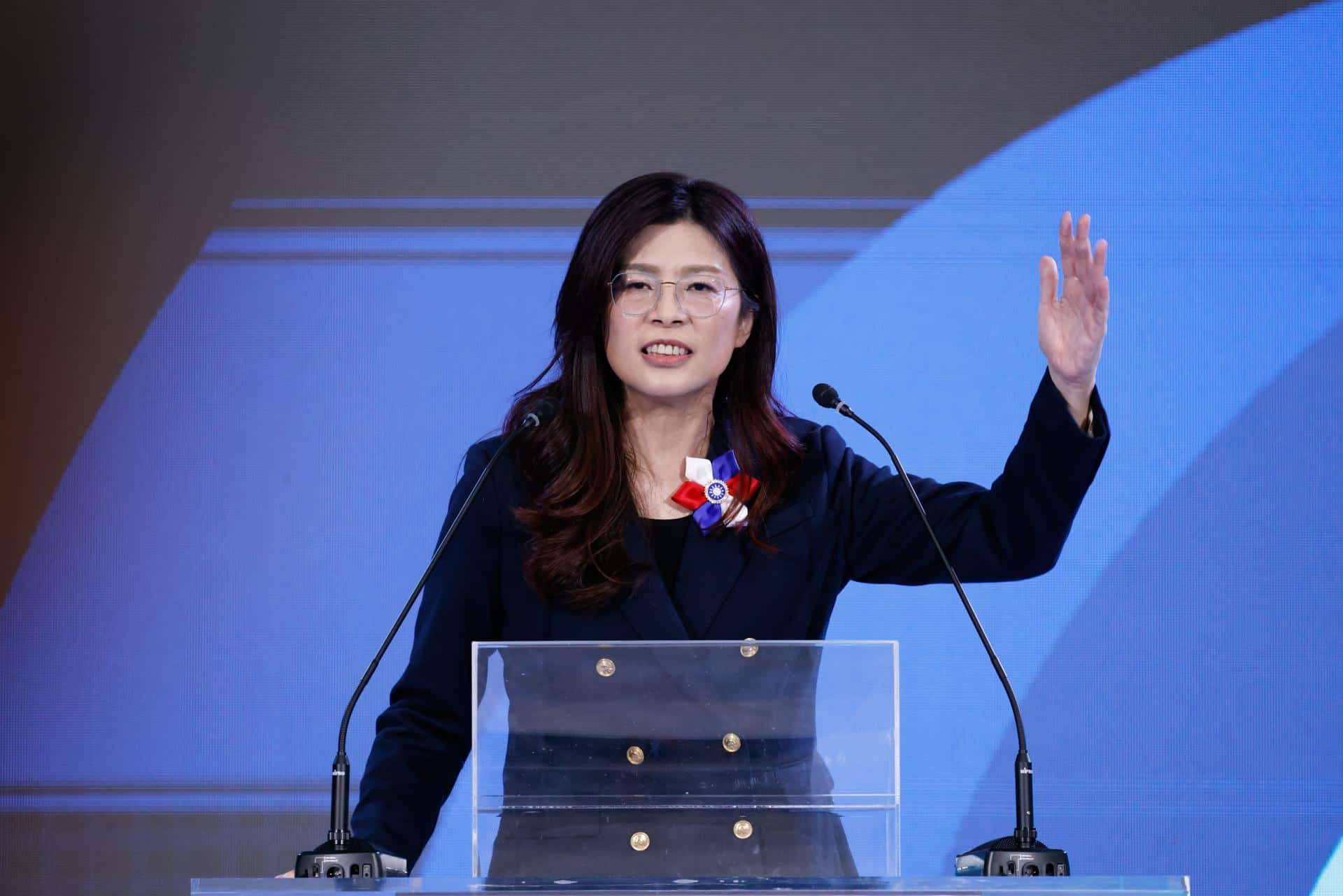 Cheng Li-wun, la nueva presidenta del partido opositor Kuomintang (KMT) de Taiwán, habla tras su ceremonia de juramentación en Taipei, Taiwán. EFE/EPA/RITCHIE B. TONGO