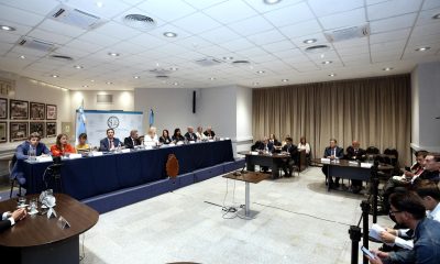 Vista general este 18 de noviembre del grupo de jueces encargados del juicio contra la jueza Julieta Makintach, al leer el veredicto de su destitución, en La Plata (Argentina). Makintach, la jueza que provocó en mayo pasado la anulación del juicio por la muerte del exfutbolista Diego Armando Maradona, tras protagonizar un documental no autorizado sobre el caso fue destituida. EFE/Demian Alday Estévez