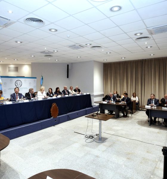 Vista general este 18 de noviembre del grupo de jueces encargados del juicio contra la jueza Julieta Makintach, al leer el veredicto de su destitución, en La Plata (Argentina). Makintach, la jueza que provocó en mayo pasado la anulación del juicio por la muerte del exfutbolista Diego Armando Maradona, tras protagonizar un documental no autorizado sobre el caso fue destituida. EFE/Demian Alday Estévez