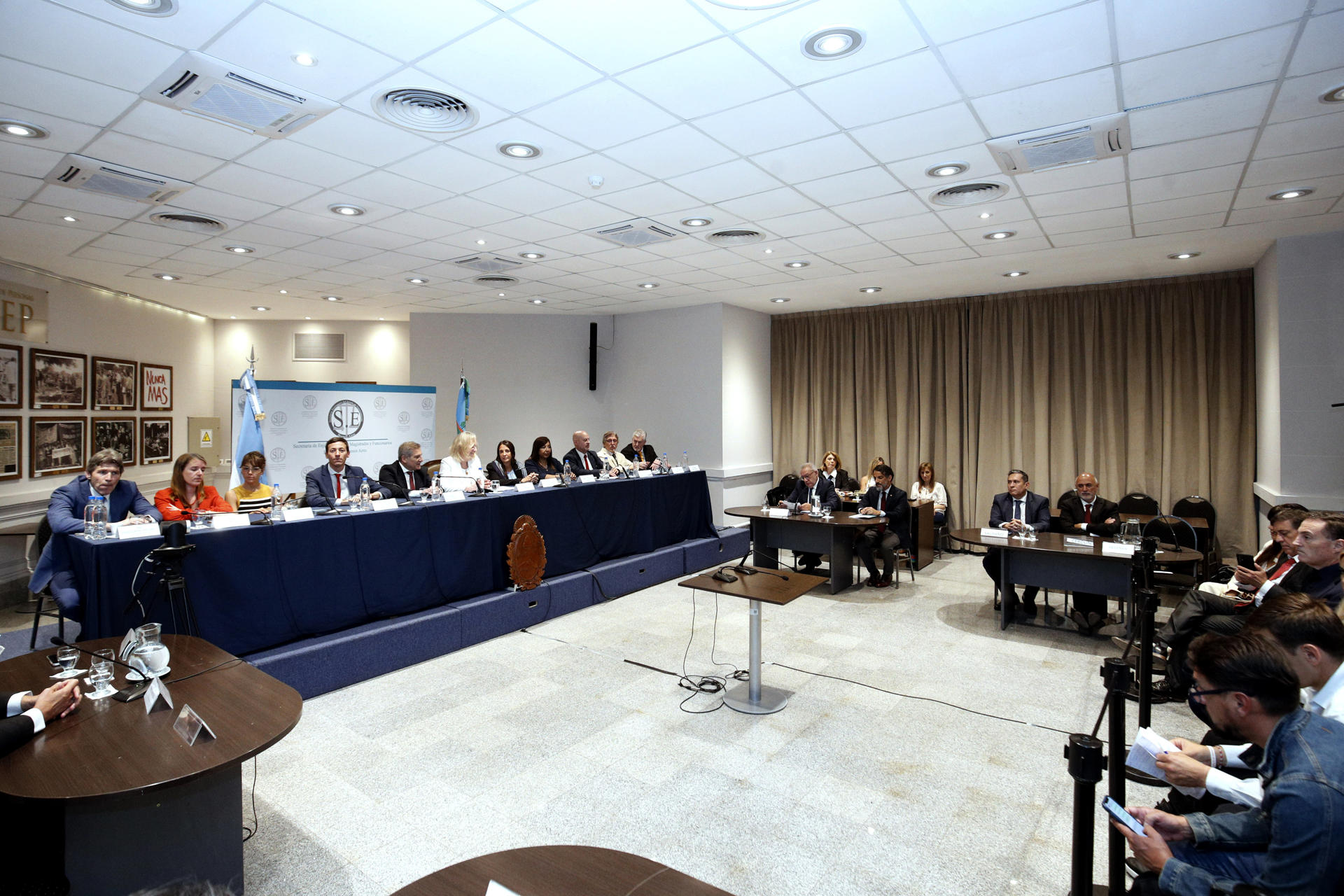 Vista general este 18 de noviembre del grupo de jueces encargados del juicio contra la jueza Julieta Makintach, al leer el veredicto de su destitución, en La Plata (Argentina). Makintach, la jueza que provocó en mayo pasado la anulación del juicio por la muerte del exfutbolista Diego Armando Maradona, tras protagonizar un documental no autorizado sobre el caso fue destituida. EFE/Demian Alday Estévez