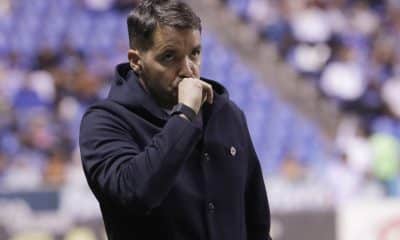 El técnico Nicolás Larcamón de Cruz Azul reacciona en un partido de la Liga MX entre Puebla vs Cruz Azul en el estadio Cuauhtémoc, en Puebla (México). Imagen de archivo. EFE/ Hilda Ríos