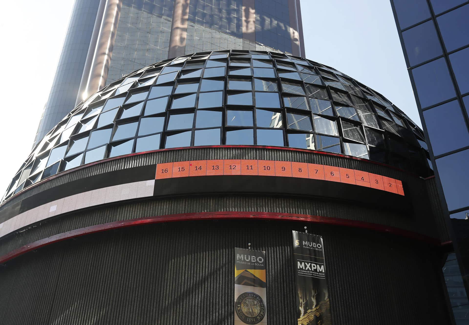 Fotografía de archivo del edificio de la Bolsa Mexicana de Valores en Ciudad de México (México). EFE/ Mario Guzmán