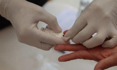 Una persona toma una muestra para una prueba rápida de detección del VIH este viernes, en Ciudad de Guatemala (Guatemala). EFE/ Mariano Macz