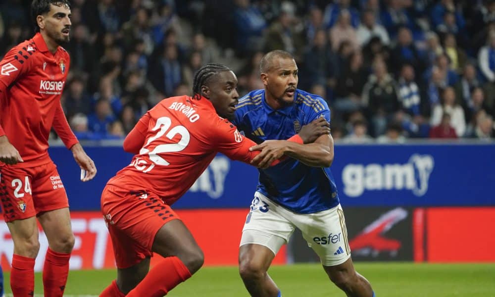 El delantero venezolano del Oviedo Salomón Rondón (d) pelea un balón con el defensa camerunés del Osasuna Enzo Boyomo durante el partido de la jornada 11 de LaLiga EA Sports que disputan el Real Oviedo y el Osasuna, en el estadio Carlos Tartiere. EFE/ Paco Paredes