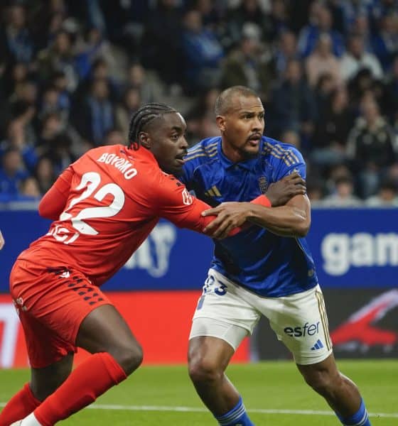 El delantero venezolano del Oviedo Salomón Rondón (d) pelea un balón con el defensa camerunés del Osasuna Enzo Boyomo durante el partido de la jornada 11 de LaLiga EA Sports que disputan el Real Oviedo y el Osasuna, en el estadio Carlos Tartiere. EFE/ Paco Paredes