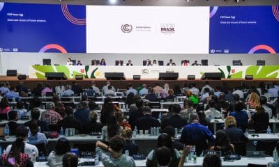 Personas participan en la sesión plenaria de la COP30 en el Centro de Convenciones Hangar este sábado, en Belém (Brasil). EFE/ Fraga Alves